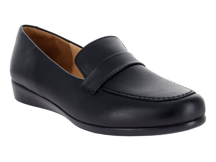 Zapato plano tipo mocasín de cuero color negro.