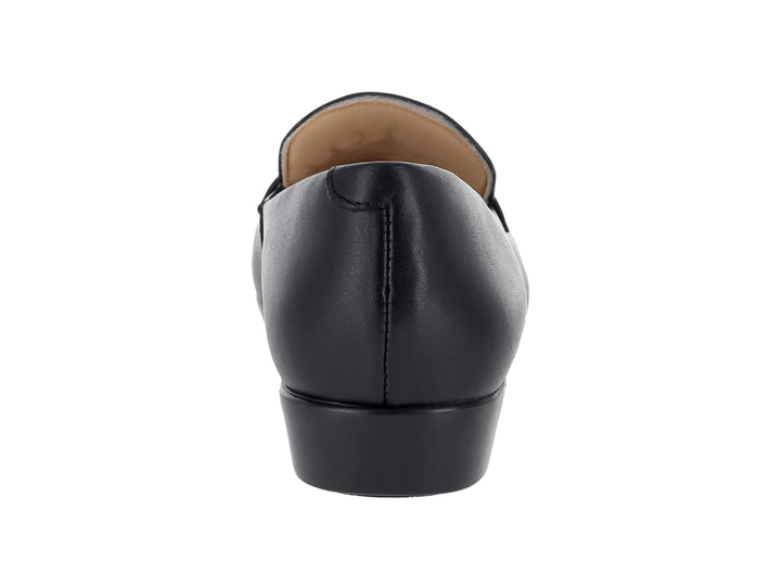 Zapato plano tipo mocasín de cuero color negro.