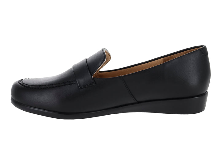 Zapato plano tipo mocasín de cuero color negro.