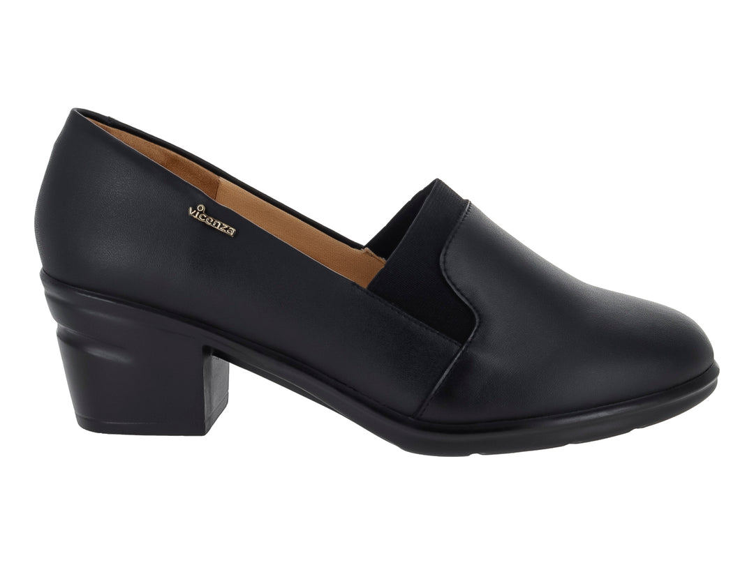 Zapato negro de cuero para mujer con tacón cuadrado bajo y diseño clásico cerrado.