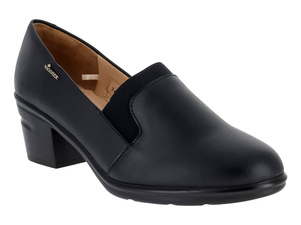 Zapato negro de cuero para mujer con tacón cuadrado bajo y diseño clásico cerrado.