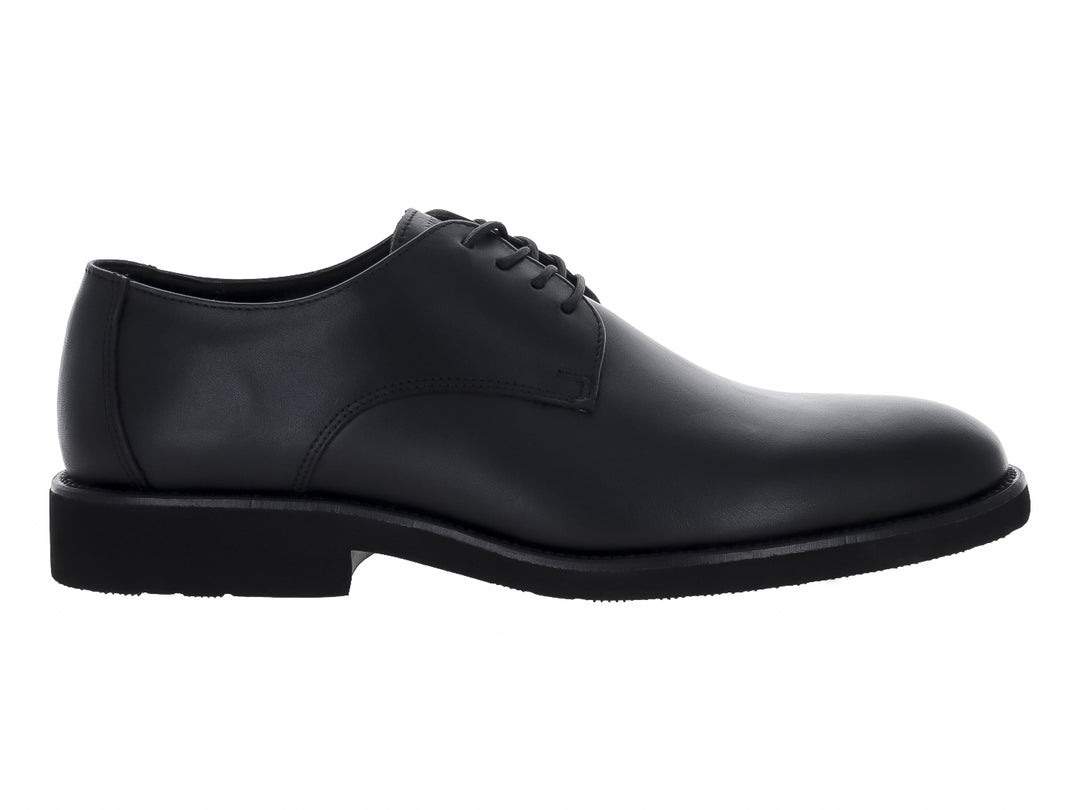 Zapato formal de hombre color negro con cordones y suela plana sobre fondo blanco.