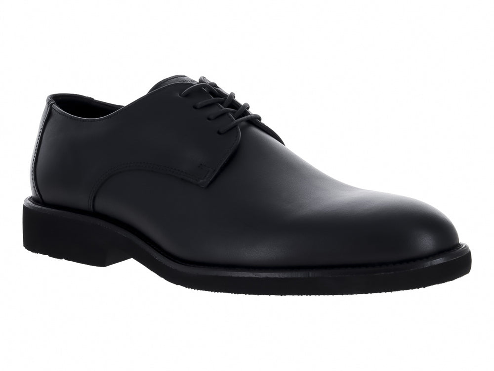 Zapato formal de hombre color negro con cordones y suela plana sobre fondo blanco.
