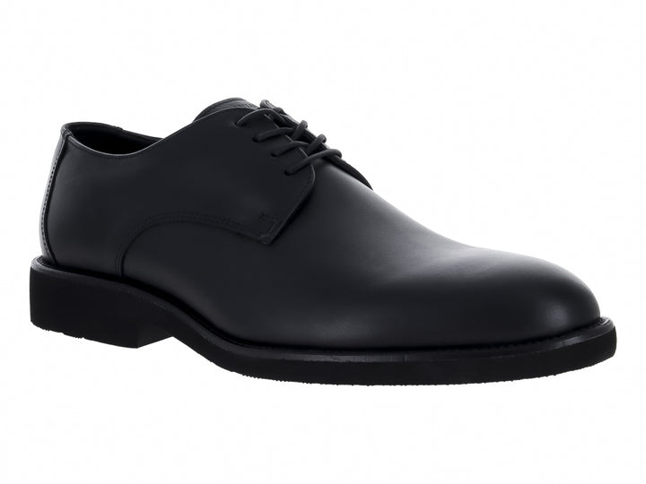 Zapato formal de hombre color negro con cordones y suela plana sobre fondo blanco.