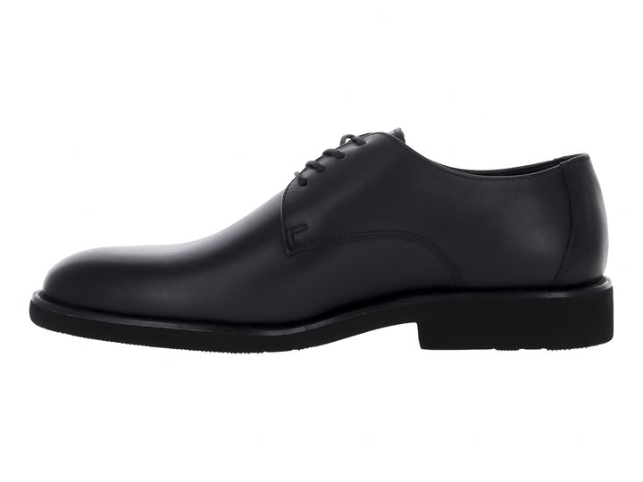 Zapato formal de hombre color negro con cordones y suela plana sobre fondo blanco.
