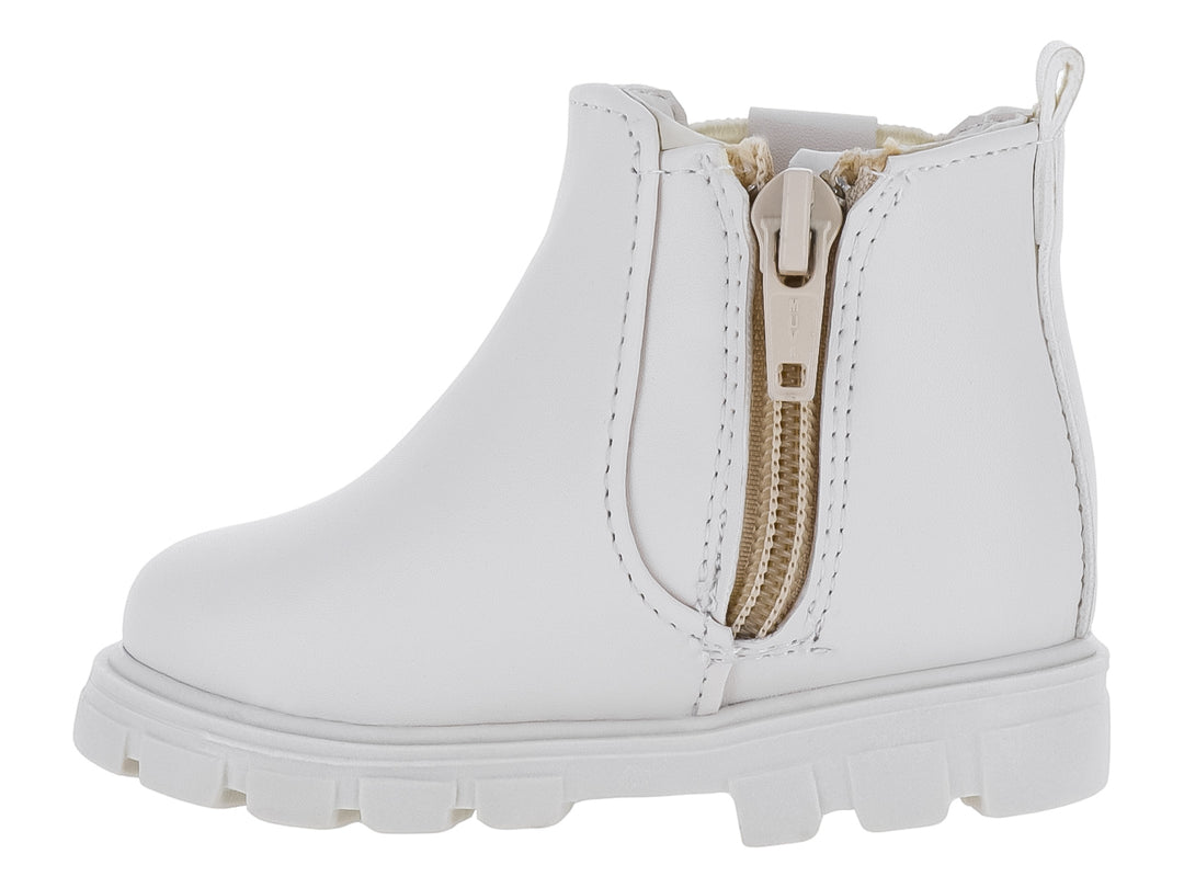 Bota color latte para niña con suela track y adornos de flor y pedrería.