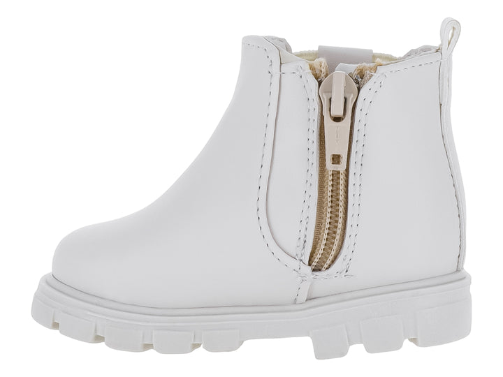 Bota color latte para niña con suela track y adornos de flor y pedrería.
