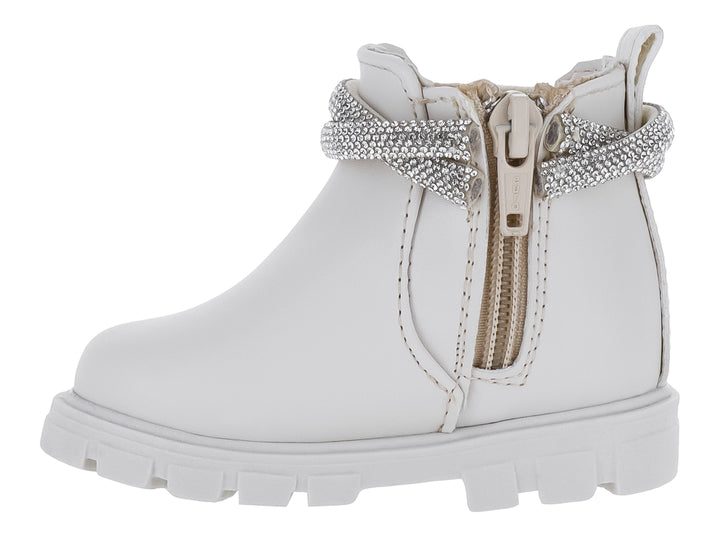 Botín infantil color latte con suela track y correa decorativa de brillantes.