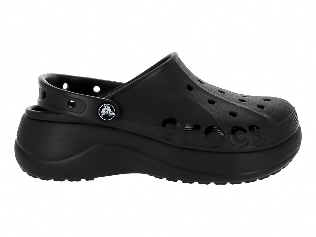 Zueco Crocs Baya Platform Clog en color negro con suela de plataforma y correa ajustable.