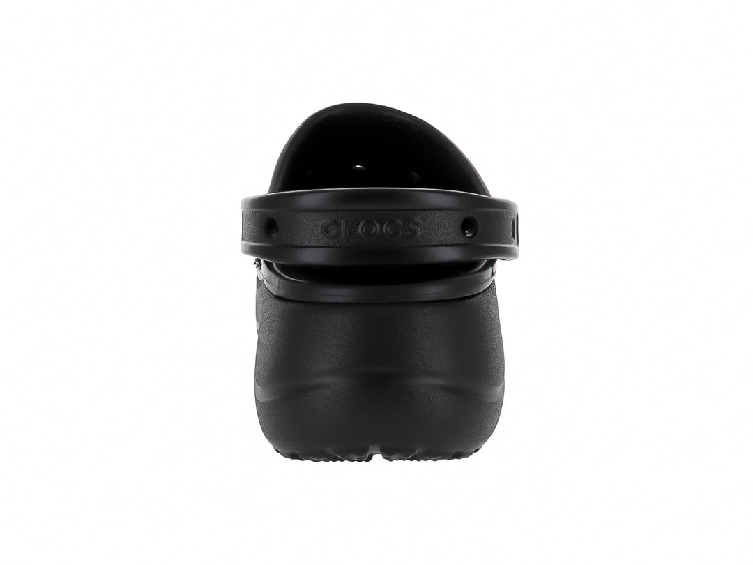 Zueco Crocs Baya Platform Clog en color negro con suela de plataforma y correa ajustable.