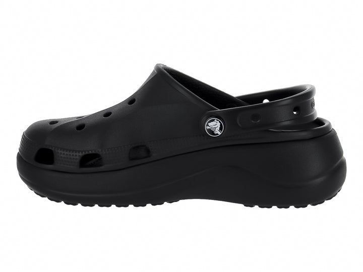 Zueco Crocs Baya Platform Clog en color negro con suela de plataforma y correa ajustable.