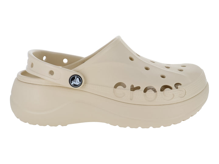 Zuecos Crocs Baya Platform en color blanco invierno con suela elevada y correa ajustable.