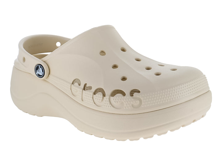 Zuecos Crocs Baya Platform en color blanco invierno con suela elevada y correa ajustable.