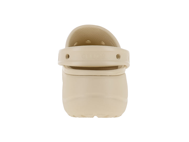 Zuecos Crocs Baya Platform en color blanco invierno con suela elevada y correa ajustable.