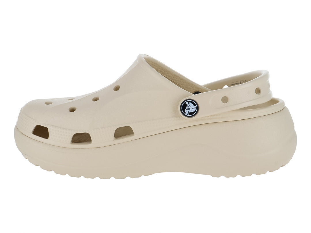 Zuecos Crocs Baya Platform en color blanco invierno con suela elevada y correa ajustable.