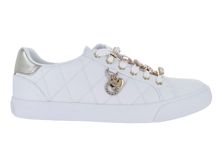 Tenis blancos para niña con textura acolchada, detalles en dorado y un dije de corazón en las agujetas.