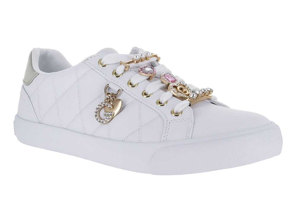 Tenis blancos para niña con textura acolchada, detalles en dorado y un dije de corazón en las agujetas.