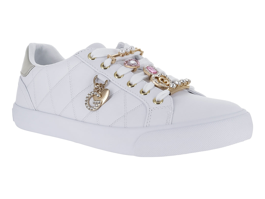 Tenis blancos para niña con textura acolchada, detalles en dorado y un dije de corazón en las agujetas.
