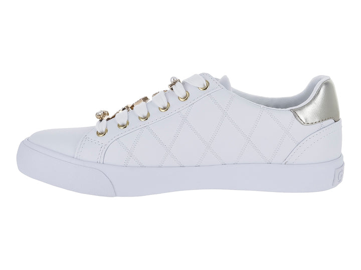 Tenis blancos para niña con textura acolchada, detalles en dorado y un dije de corazón en las agujetas.