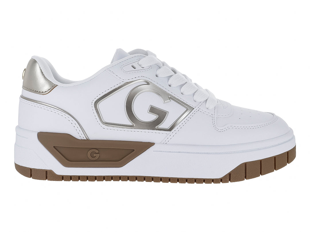 Tenis blancos GBG con detalles en color platino y suela color café.