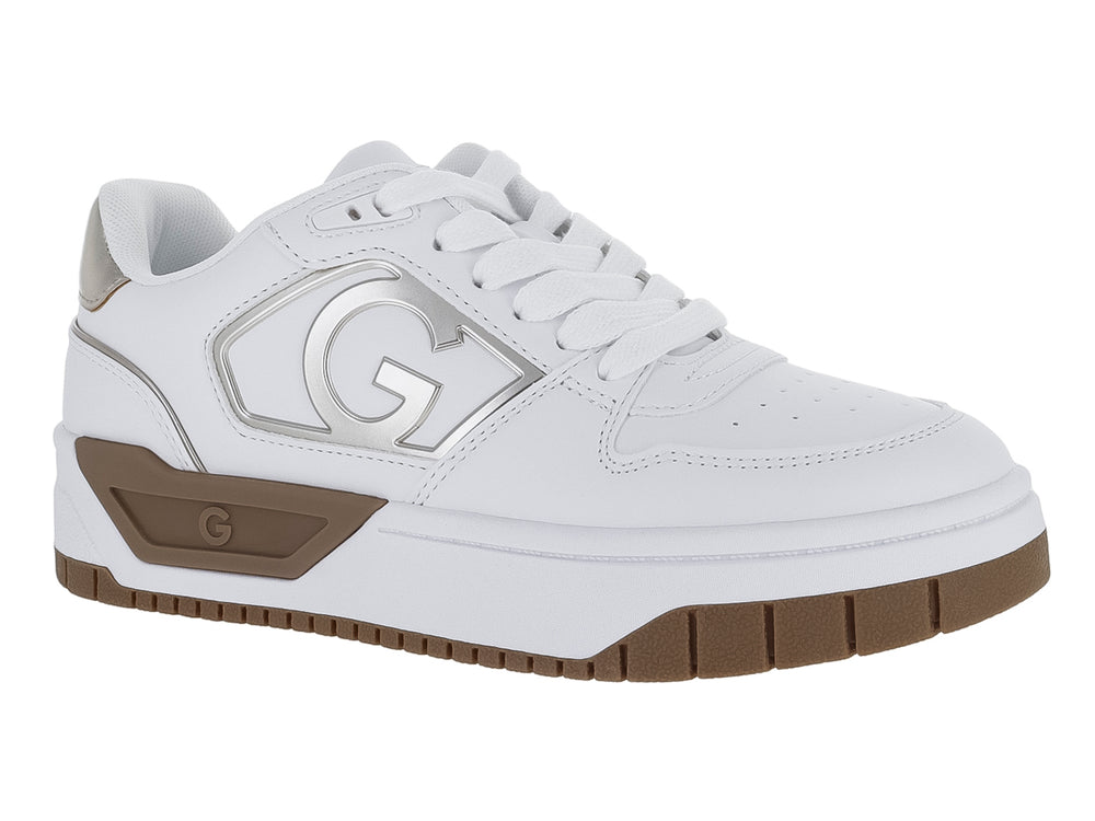 Tenis blancos GBG con detalles en color platino y suela color café.