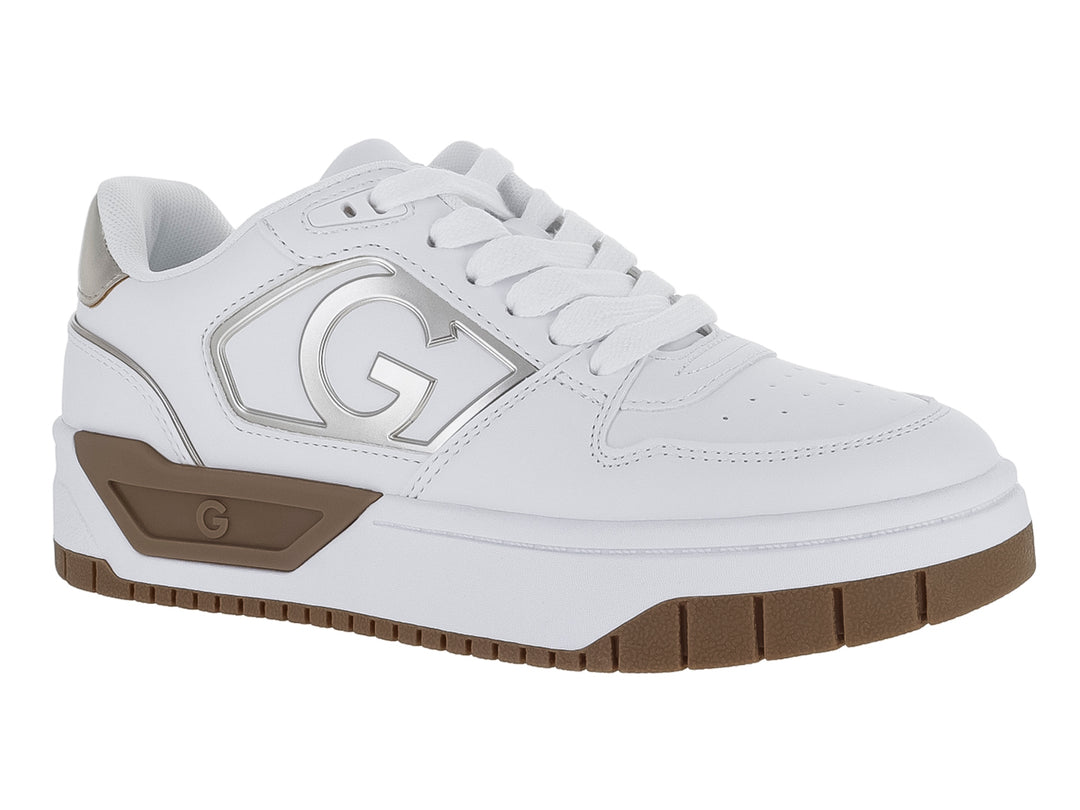 Tenis blancos GBG con detalles en color platino y suela color café.