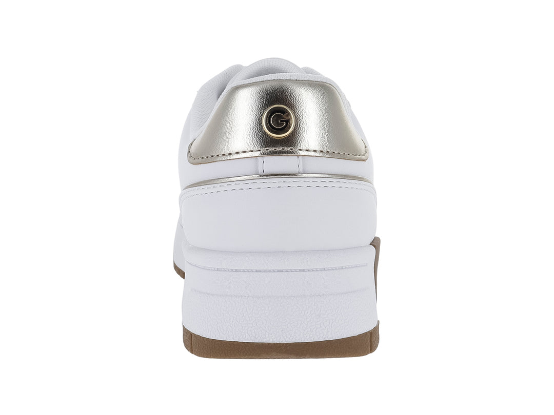 Tenis blancos GBG con detalles en color platino y suela color café.