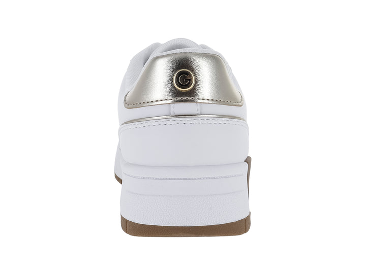 Tenis blancos GBG con detalles en color platino y suela color café.
