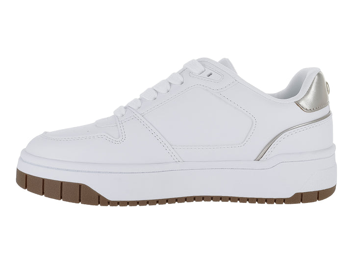 Tenis blancos GBG con detalles en color platino y suela color café.