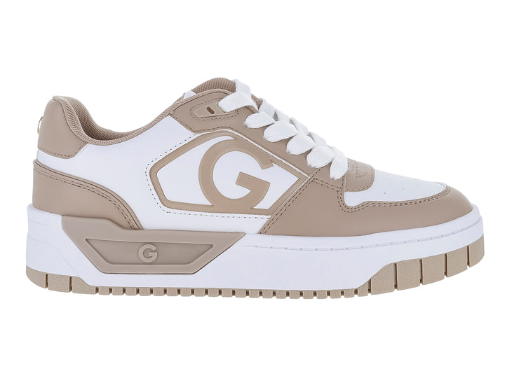 Tenis deportivos GBG en colores blanco y beige con suela blanca y detalles laterales en tono avena.