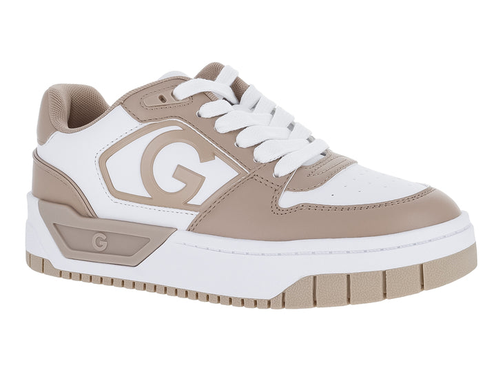 Tenis deportivos GBG en colores blanco y beige con suela blanca y detalles laterales en tono avena.