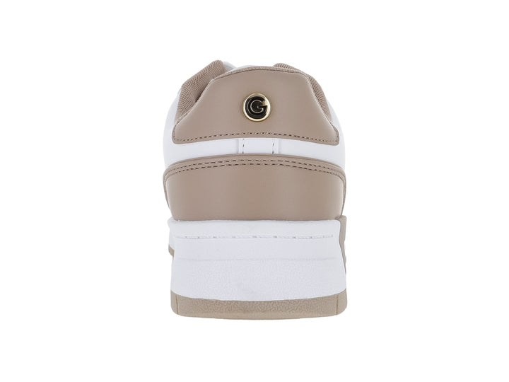 Tenis deportivos GBG en colores blanco y beige con suela blanca y detalles laterales en tono avena.