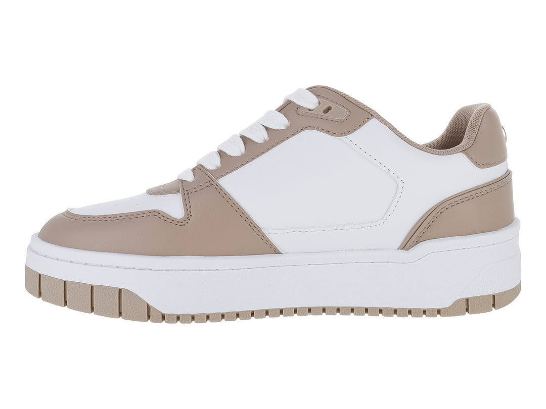 Tenis deportivos GBG en colores blanco y beige con suela blanca y detalles laterales en tono avena.