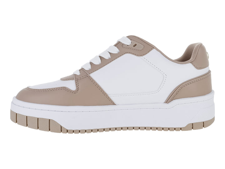 Tenis deportivos GBG en colores blanco y beige con suela blanca y detalles laterales en tono avena.