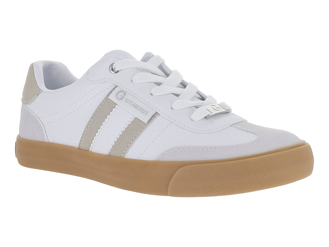 Tenis deportivos GBG en color blanco con detalles y suela en tono beige.