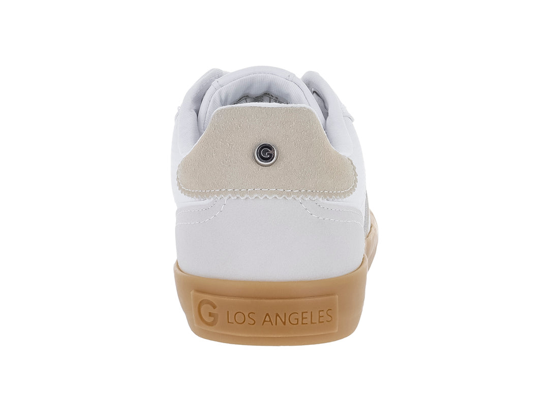 Tenis deportivos GBG en color blanco con detalles y suela en tono beige.