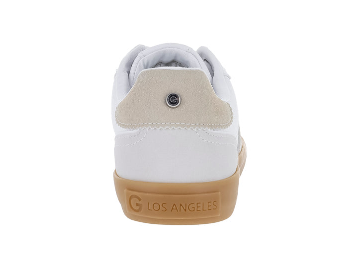 Tenis deportivos GBG en color blanco con detalles y suela en tono beige.