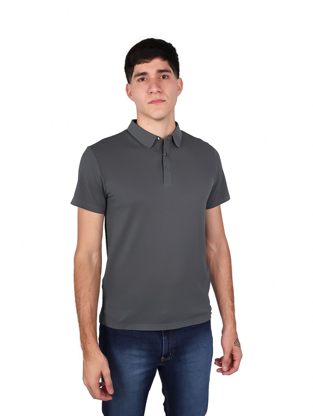 Hombre vistiendo una playera polo de color gris con cuello y manga corta.