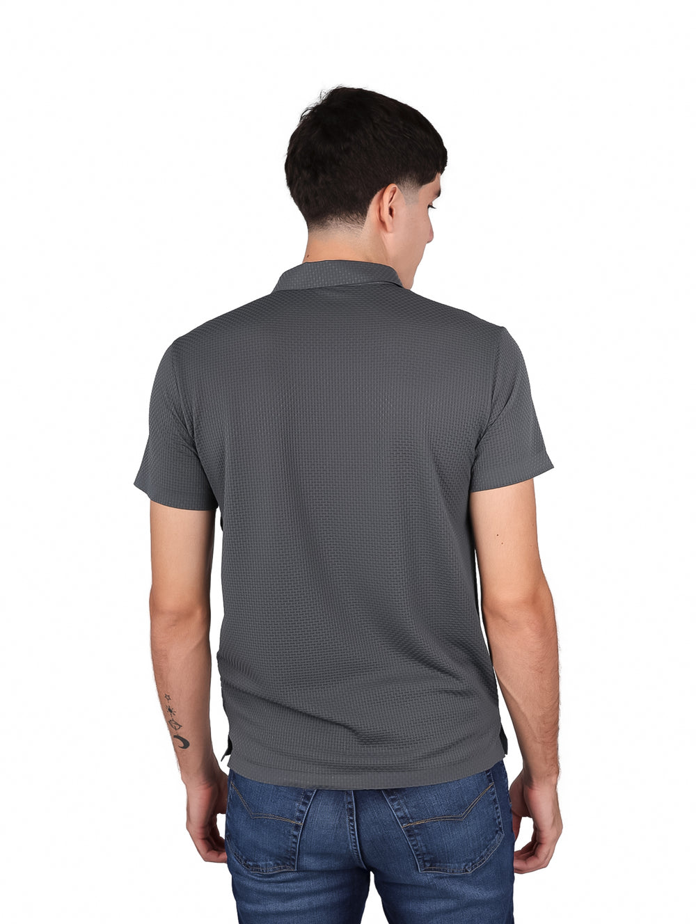 Hombre vistiendo una playera polo de color gris con cuello y manga corta.