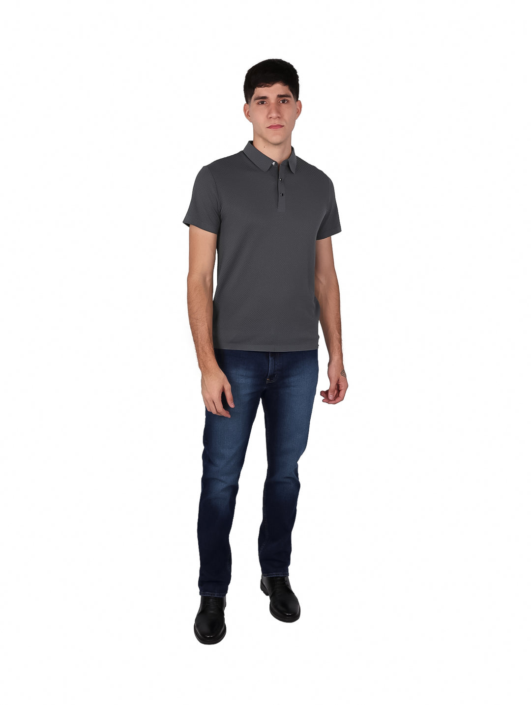 Hombre vistiendo una playera polo de color gris con cuello y manga corta.