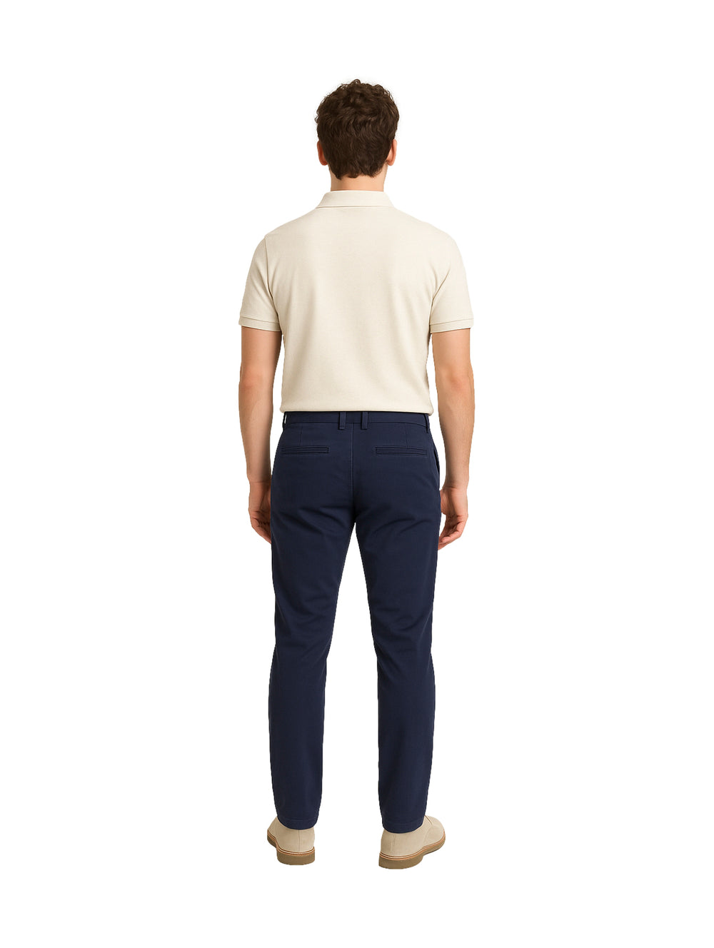 Hombre vistiendo un pantalón color marino de corte ajustado y una playera polo beige.