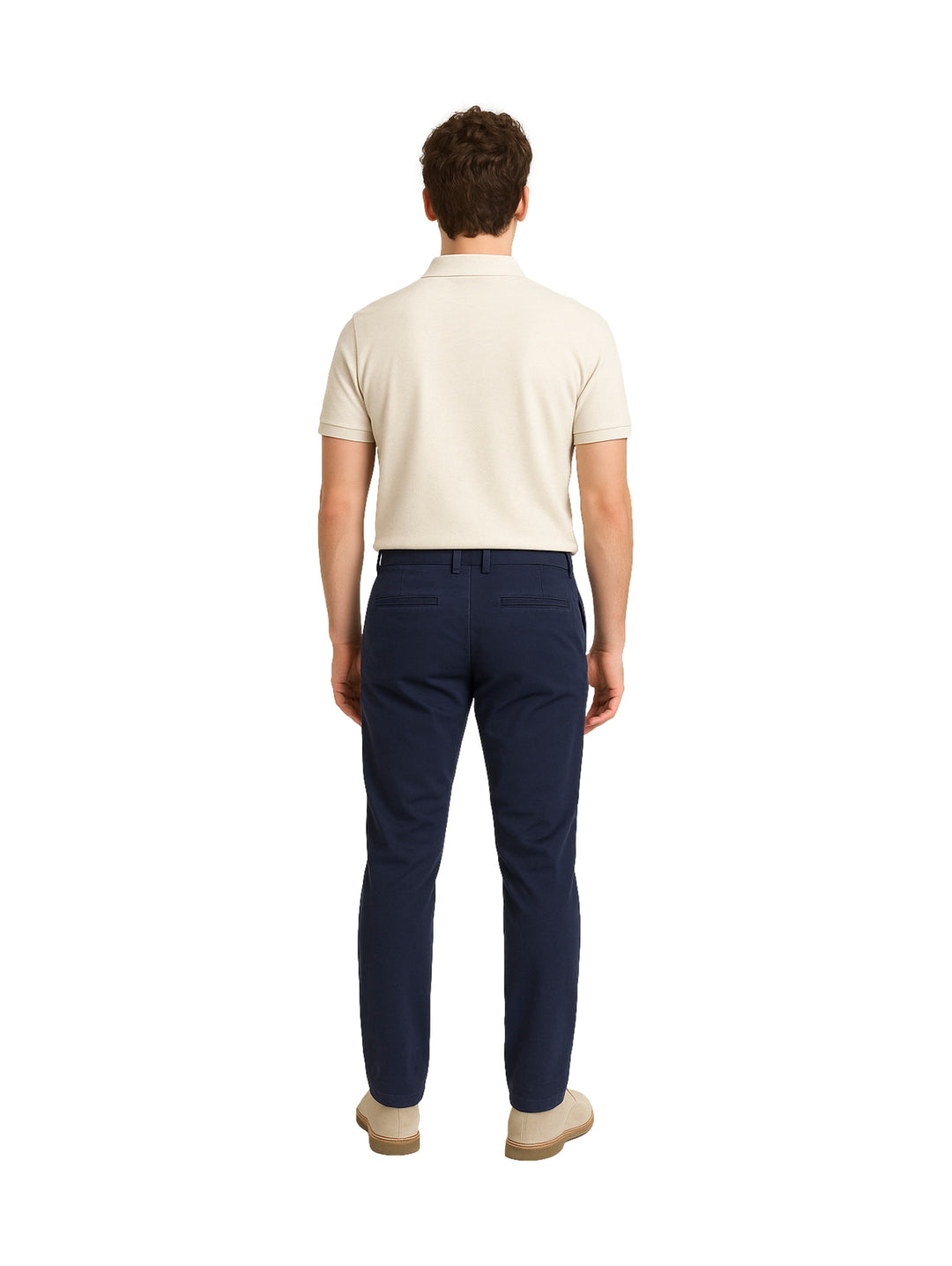 Hombre vistiendo un pantalón color marino de corte ajustado y una playera polo beige.