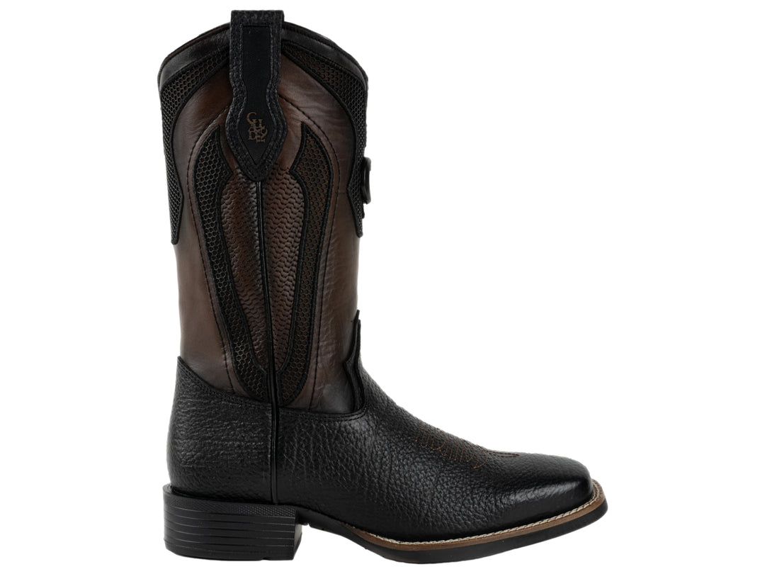 Bota vaquera de cuero en colores negro y marrón oscuro con textura rugosa.