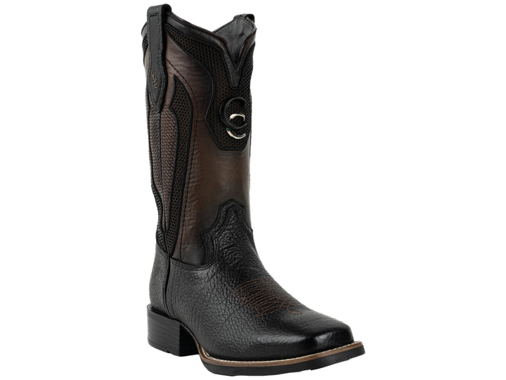 Bota vaquera de cuero en colores negro y marrón oscuro con textura rugosa.