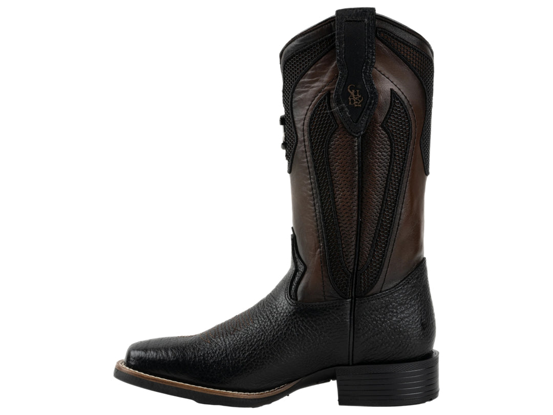 Bota vaquera de cuero en colores negro y marrón oscuro con textura rugosa.