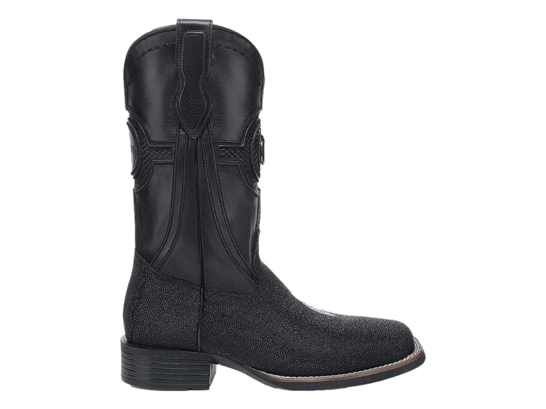 Bota vaquera color negro con acabado de piel de mantarraya en la punta y el pie.