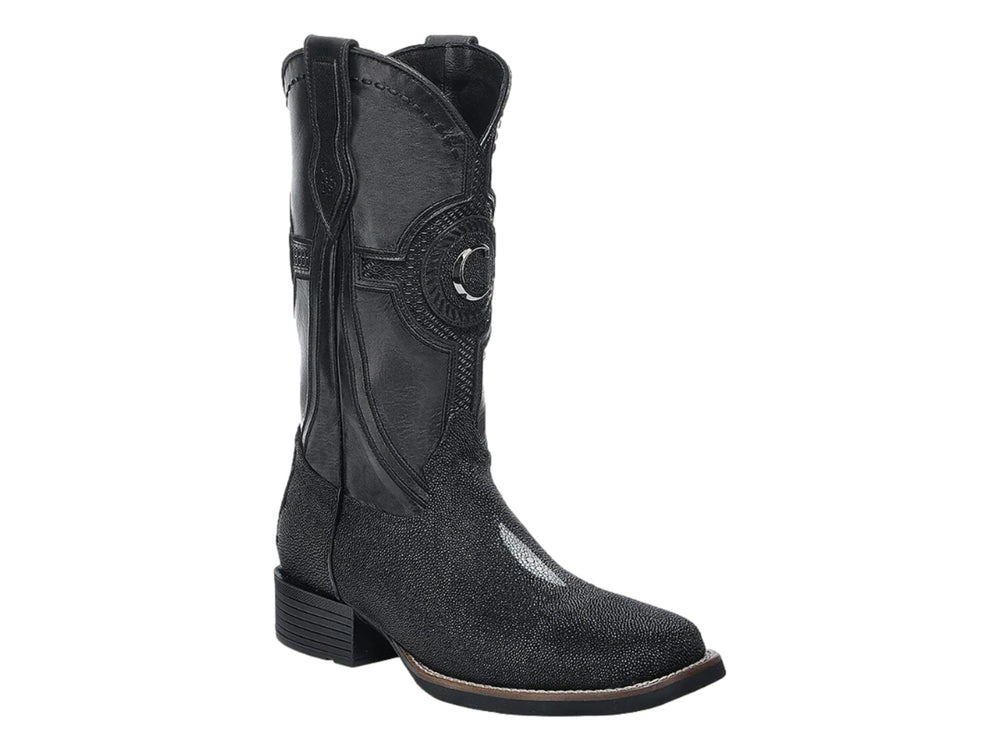 Bota vaquera color negro con acabado de piel de mantarraya en la punta y el pie.