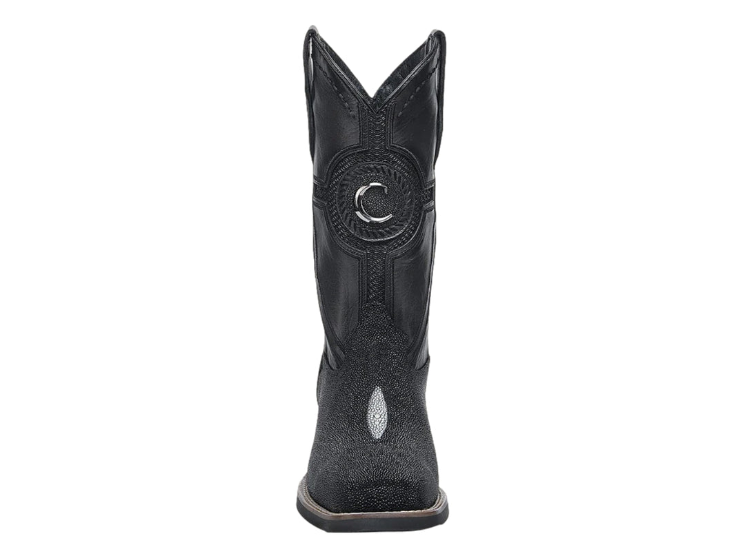Bota vaquera color negro con acabado de piel de mantarraya en la punta y el pie.