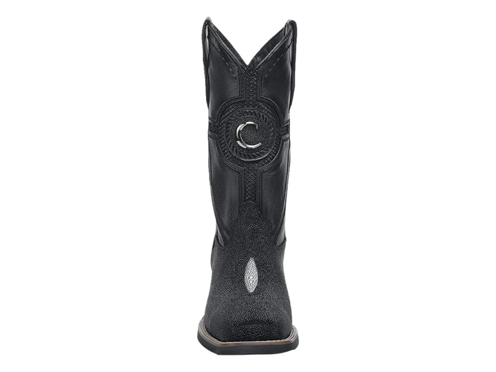 Bota vaquera color negro con acabado de piel de mantarraya en la punta y el pie.