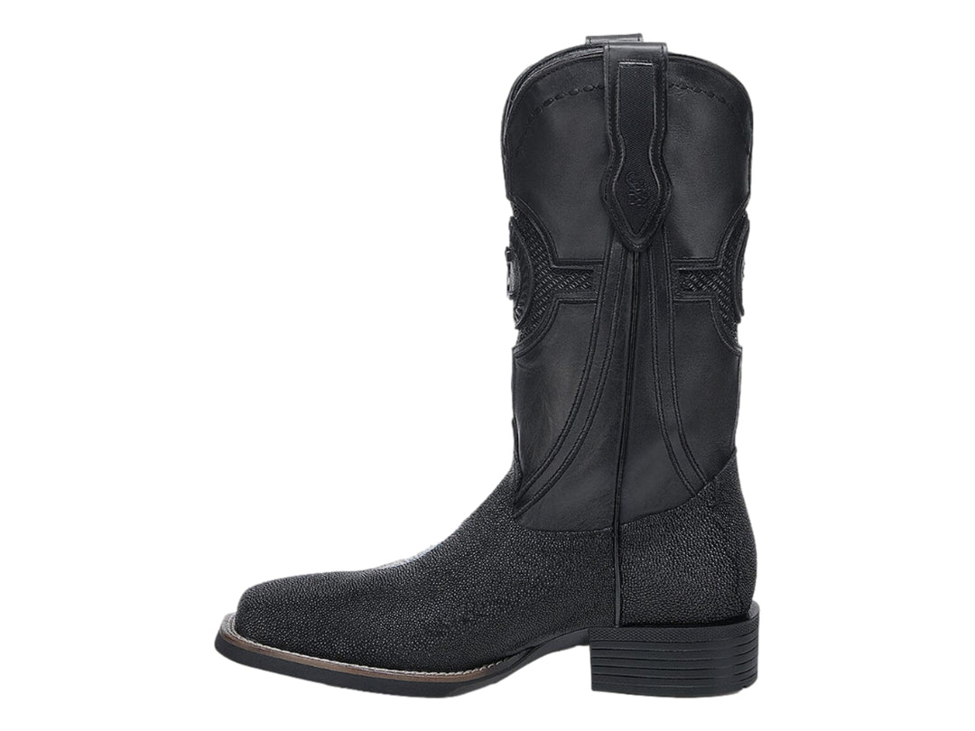 Bota vaquera color negro con acabado de piel de mantarraya en la punta y el pie.